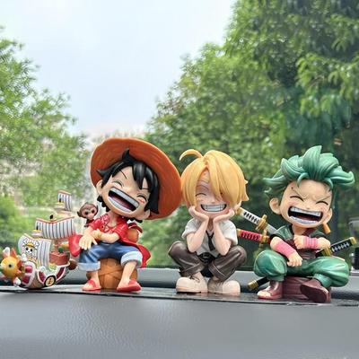 Dekorace na středovou konzoli auta z One Piece Anime s motivem Luffyho a Zoro - doplněk do interiéru.