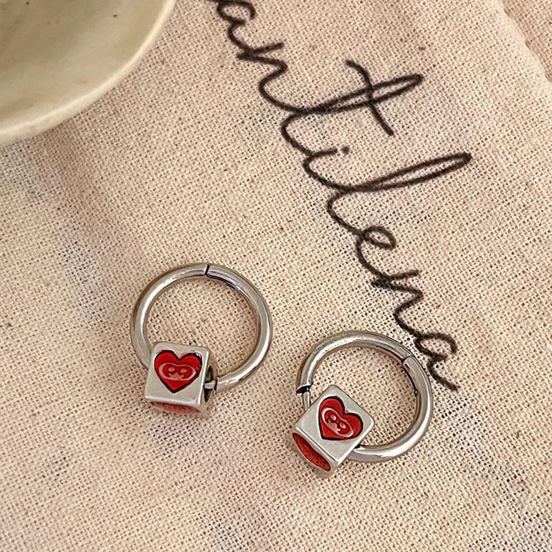 

Женские милые и классные серьги-кольца в форме куба с красным сердечком, маленькие серьги-кольца в форме куба в стиле панк, эффектные серьги