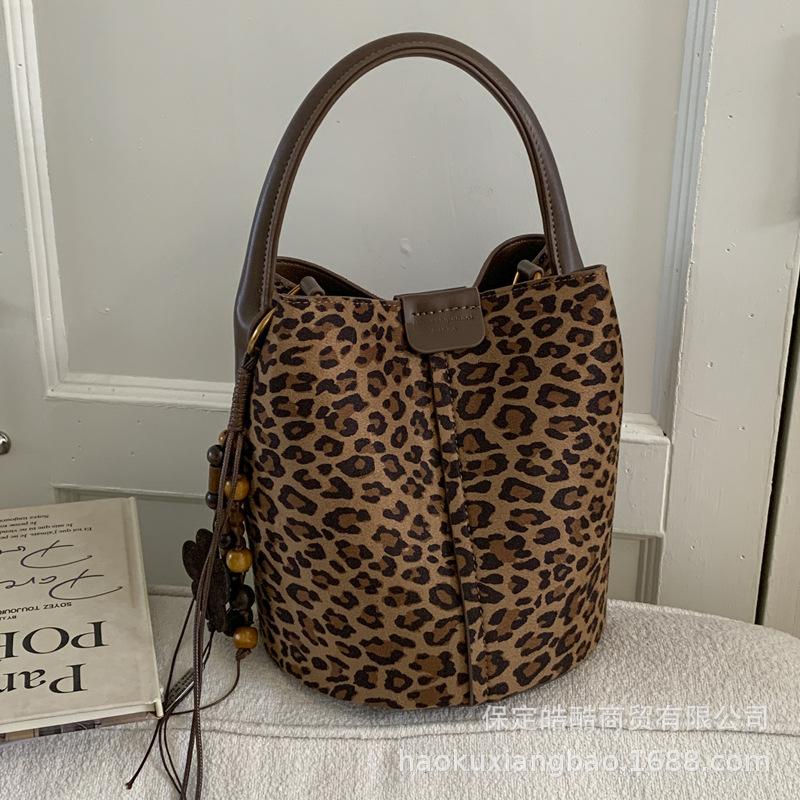 Foreign Style Fashionable Exquisite Versatile Shoulder Messenger Bag Simple 2025 Autumn and Winter Women's Portable Bucket Bag Mother and Child Bag