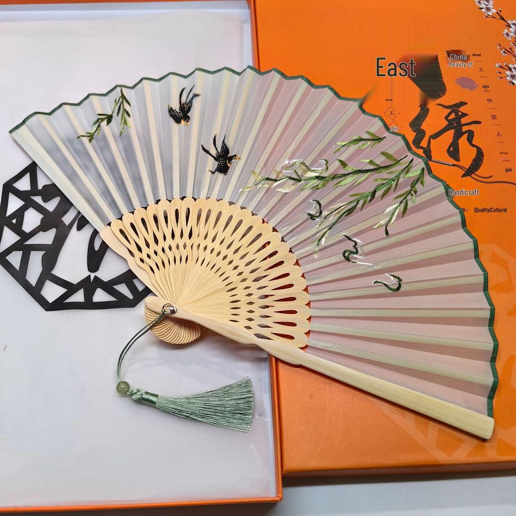 Składany wachlarz z haftem dwustronnym Old Changmen Suzhou: Starożytny Styl Cheongsam dla Kobiet