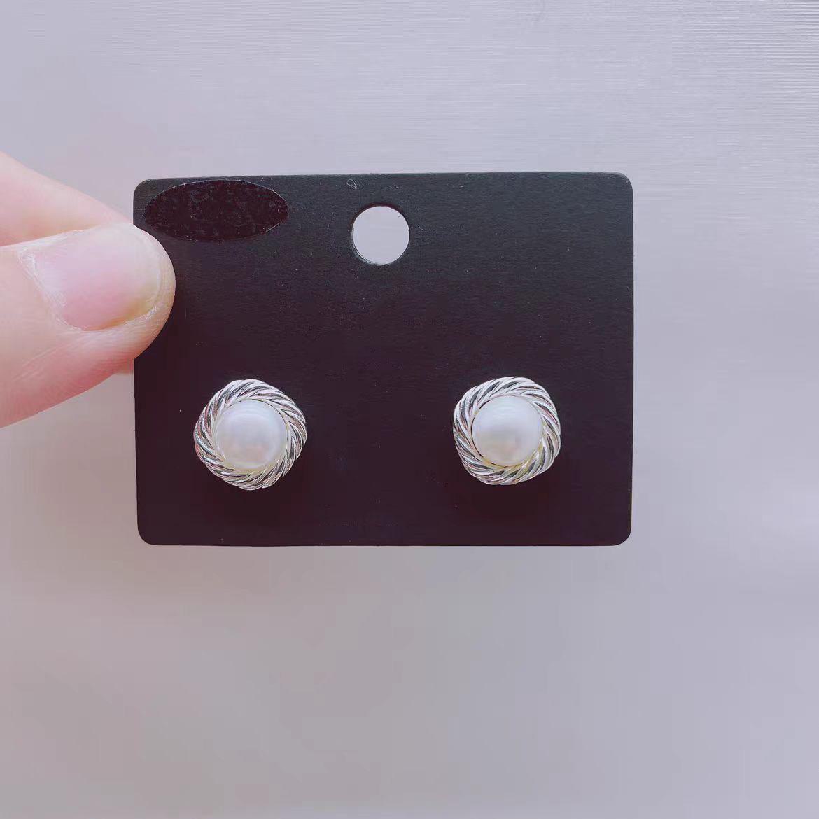 

Элегантные ретро французские жемчужные серьги: Высококачественный, нишевый дизайн с холодным стилем для женщин Square Pearl Earrings серебряный