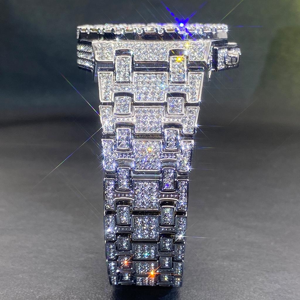 Herrenuhr mit arabischen Ziffern und Vollbesatz mit Diamanten