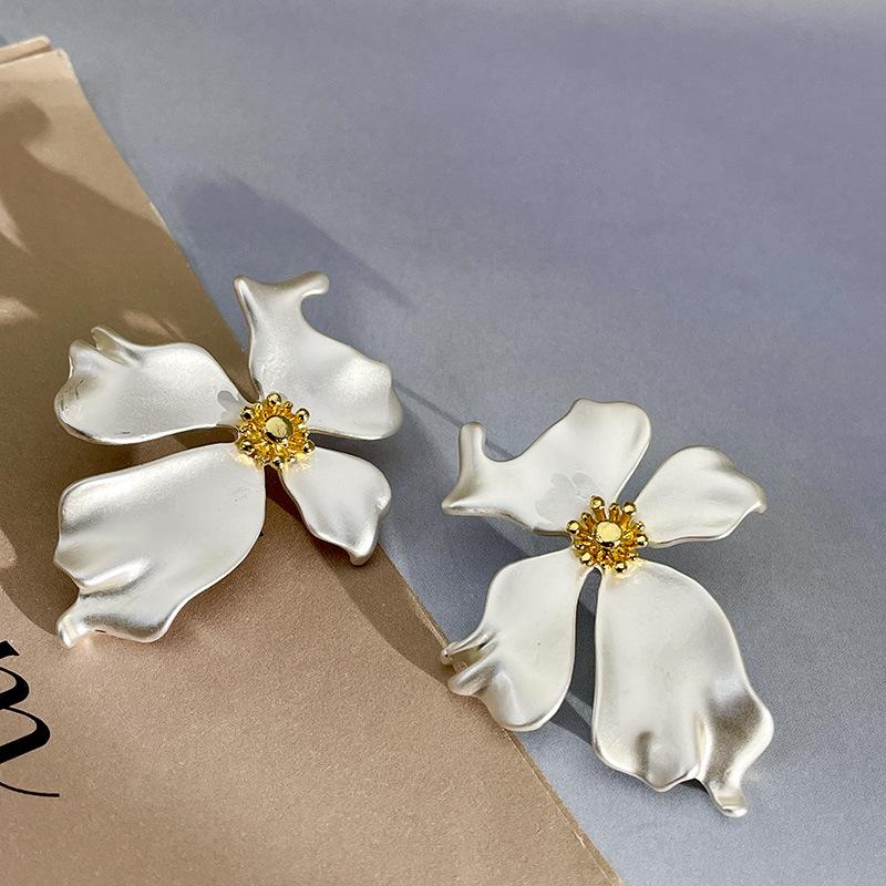 

Vintage Metal Big Flower Drop Earrings for Women Exaggerated Gold Color Geometric Irregular Statement Earring Zircon Party Gift