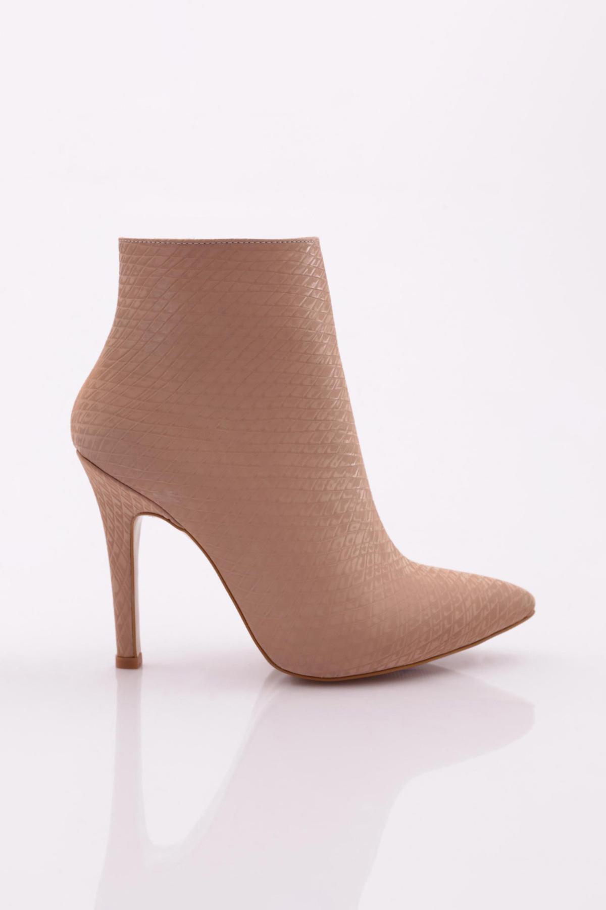 

Женские модные ботинки на каблуке