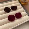 Burgundowe aksamitne geometryczne kolczyki sztyfty - Francuski design retro
