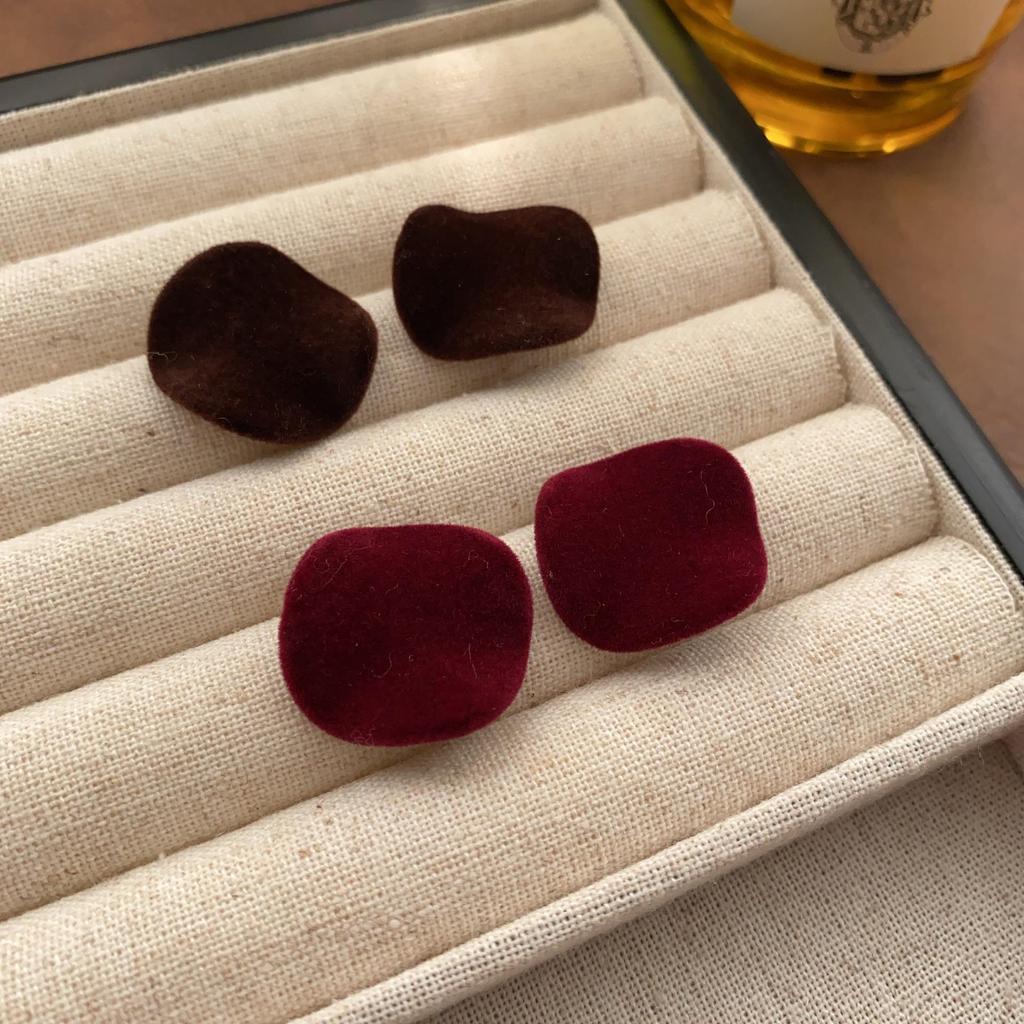 Burgundowe aksamitne geometryczne kolczyki sztyfty - Francuski design retro