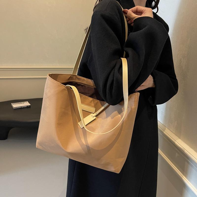 Women's Large Capacity Tote Bag Shoulder Bag with Zipper Closure, Durable Fabric & Carved Stitch Design for Work, Travel Spacious Minimalist Tote