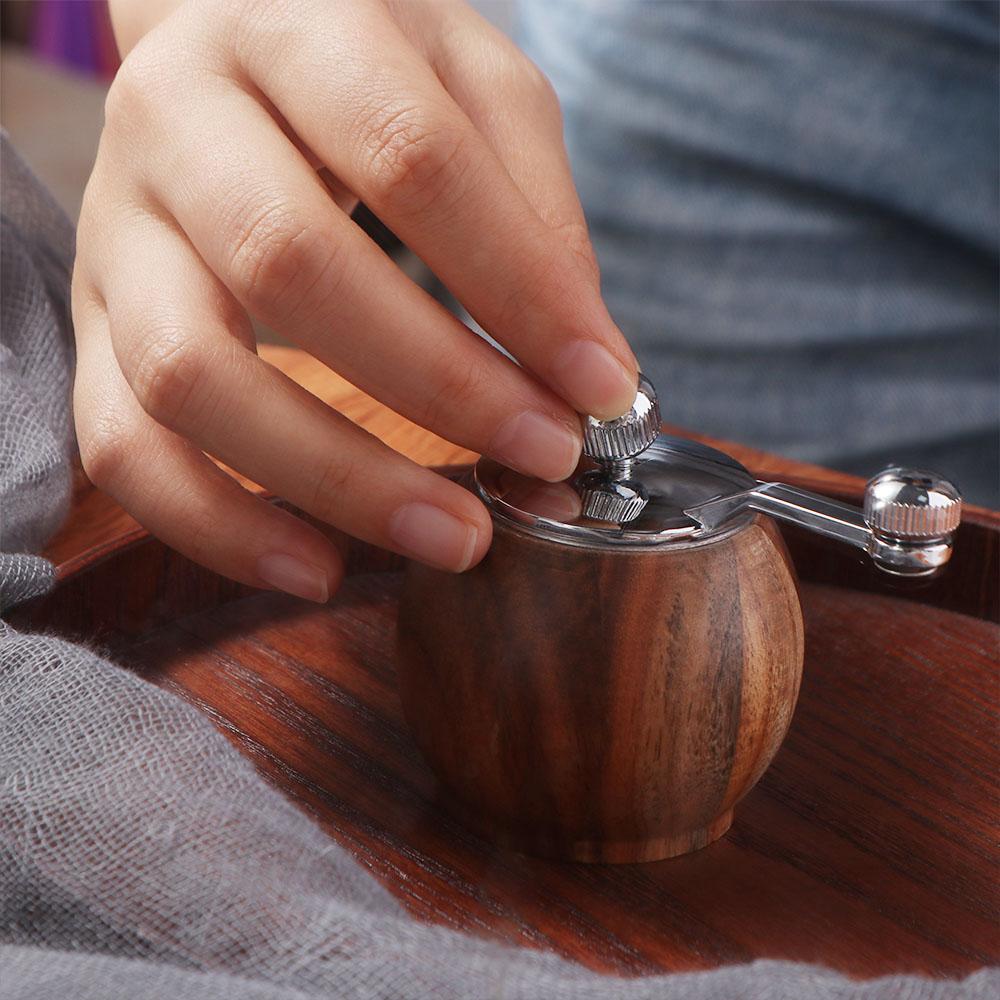 Hand-cranked Pepper Mill Wooden Manual Pepper Grinder Portable Spherical Pepper Grinder  Steak
