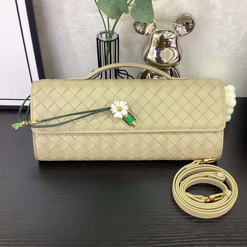 Cross-border new handwoven bag, daisy high-end lock, baguette bag, hand-held dinner bag, portable messenger women's bag