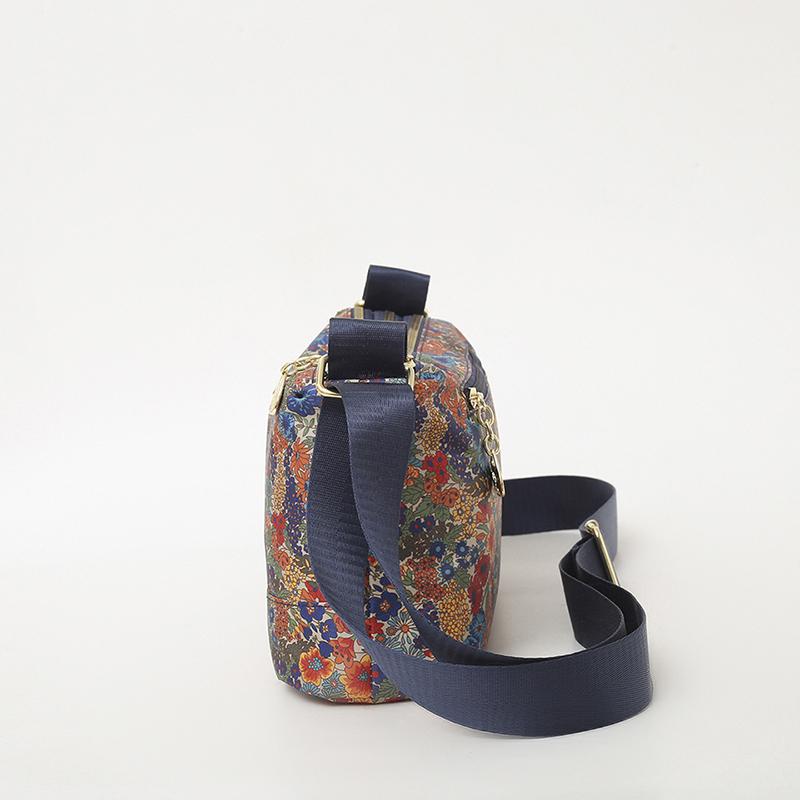 Wszechstronna i modna damska torba z kwiatowym nadrukiem, odpowiednia jako torba dla mamy. To tkanina Oxford, wodoodporna, na jedno ramię