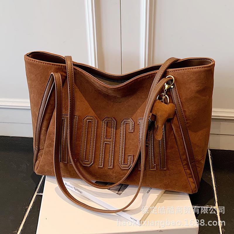 

Frosted retro bag women s large capacity 2025 new autumn and winter versatile casual shoulder bag student class tote bag коричневый