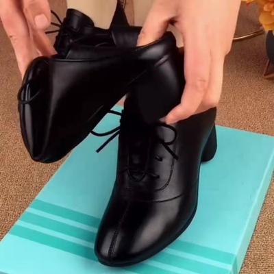 Scarpe singole da donna 2025 nuove con tacco spesso allacciate in pelle nera sono comode e versatili, non stancano i piedi, alla moda casual da donna sh