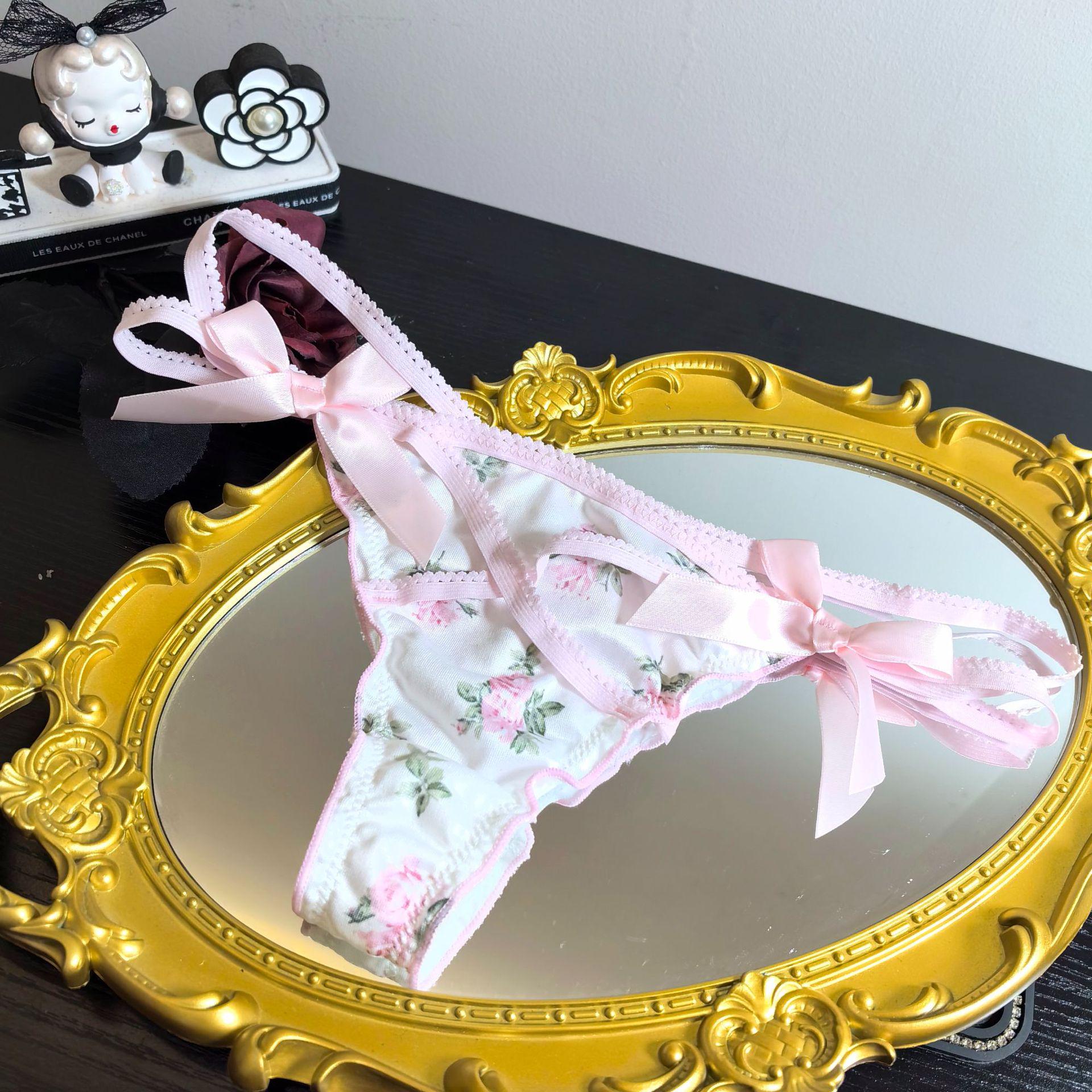 

Милые трусики-стринги в японском стиле с цветочным принтом, низкой посадкой, вырезом крест-накрест, тонкими бретельками и Т-образной спинкой One Size