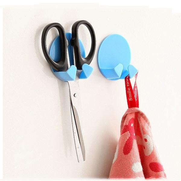 2pcs/Pack Random Color Home Office Wall Adhesive Plastic Power Plug Socket Holder Hanger Wall Storag LS