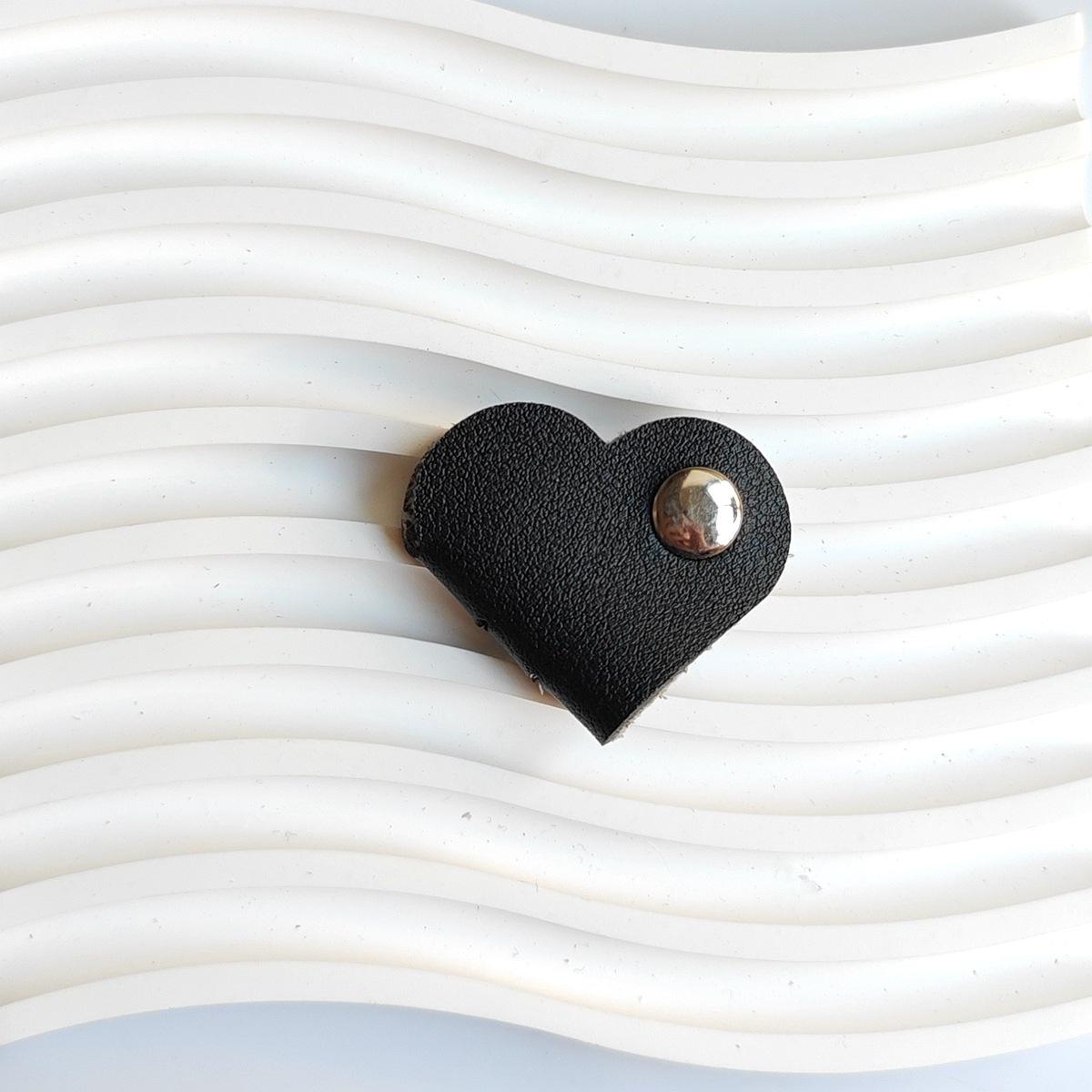 

Кожаный органайзер для кабеля в форме сердца, держатель для шнура наушников, система управления кабелями для наушников и зарядных устройств чёрный