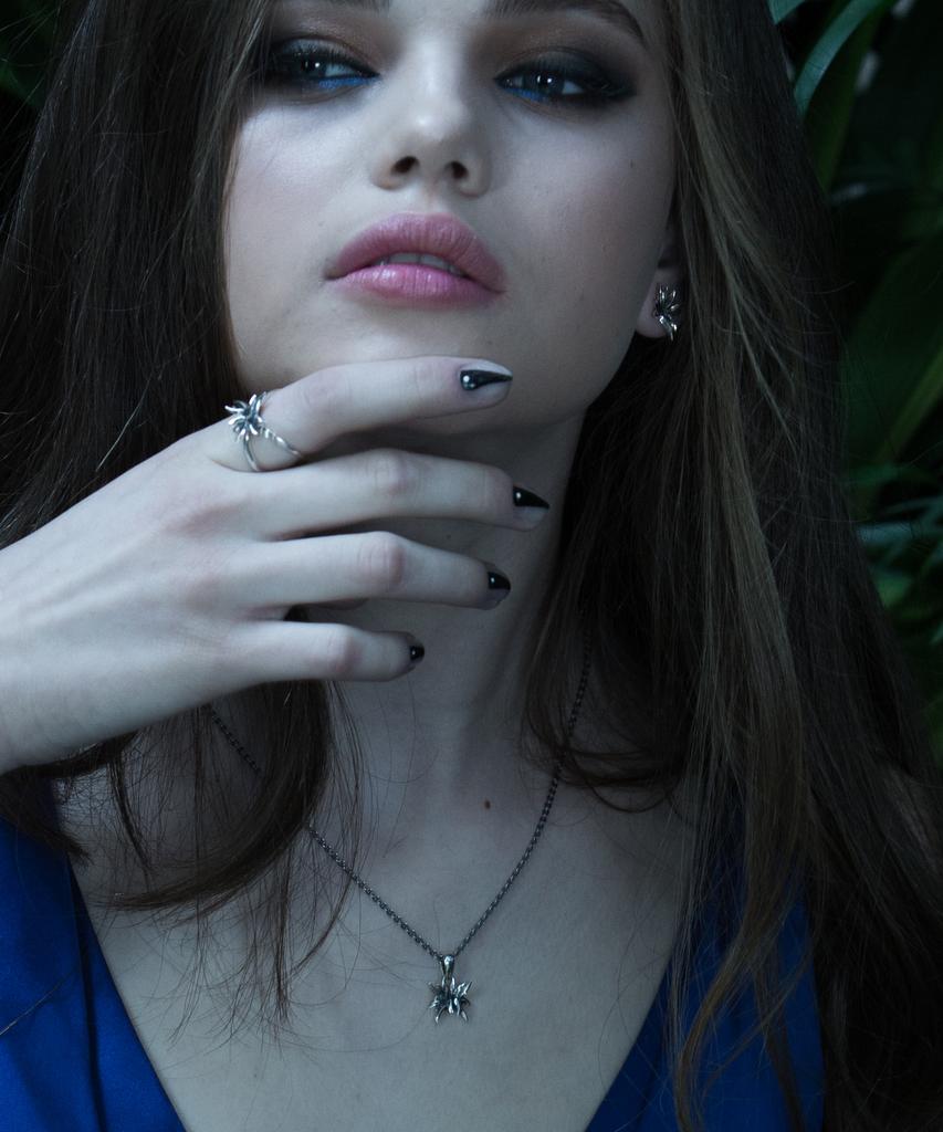 Mezmic Teeth Flower Necklace