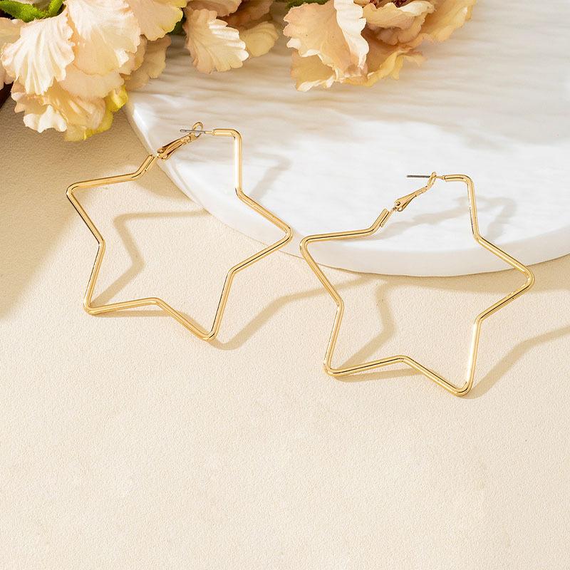 

A pair of stars, a pair of twists, and a pair of circle earrings. The set is golden yellow, fashionable, simple and elegant.