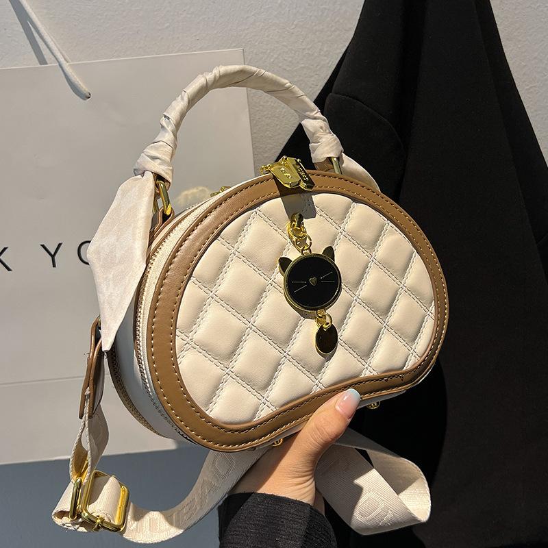 

Premium texture small bag women s 2024 new fashion niche diamond messenger bag popular Internet celebrity portable small round bag бежевий