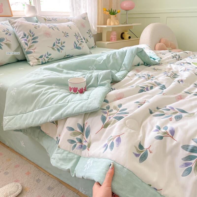 Yu Zhaolin Monica Silk Lightweight Quilt