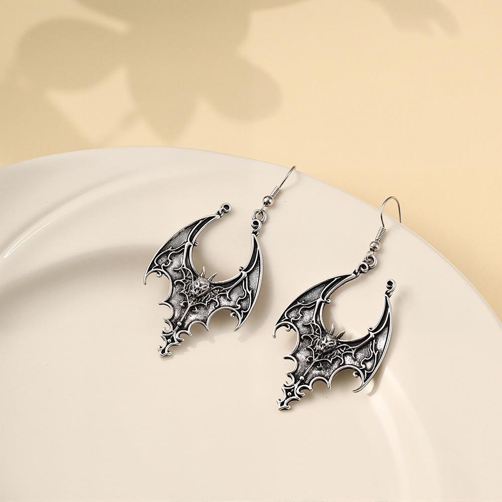 Dark Punk Niche Earrings Retro White Black Bat High-grade Earrings Personalized Creative Halloween Earrings