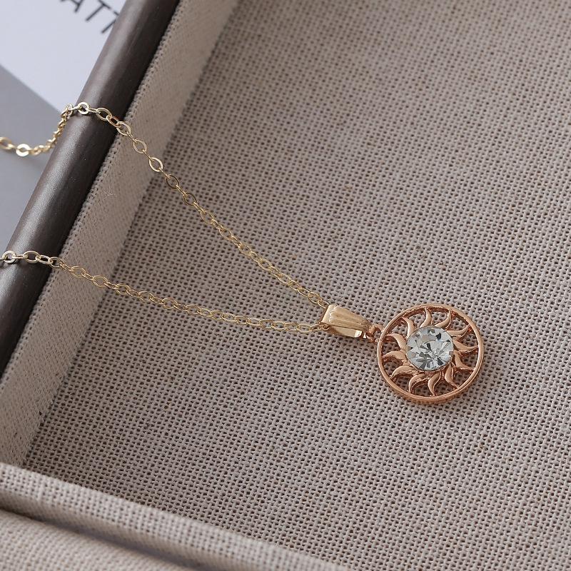 

Sunflower Diamond Necklace - Elegant Round Hollow Design with Versatile Style Clavicle Chain белый