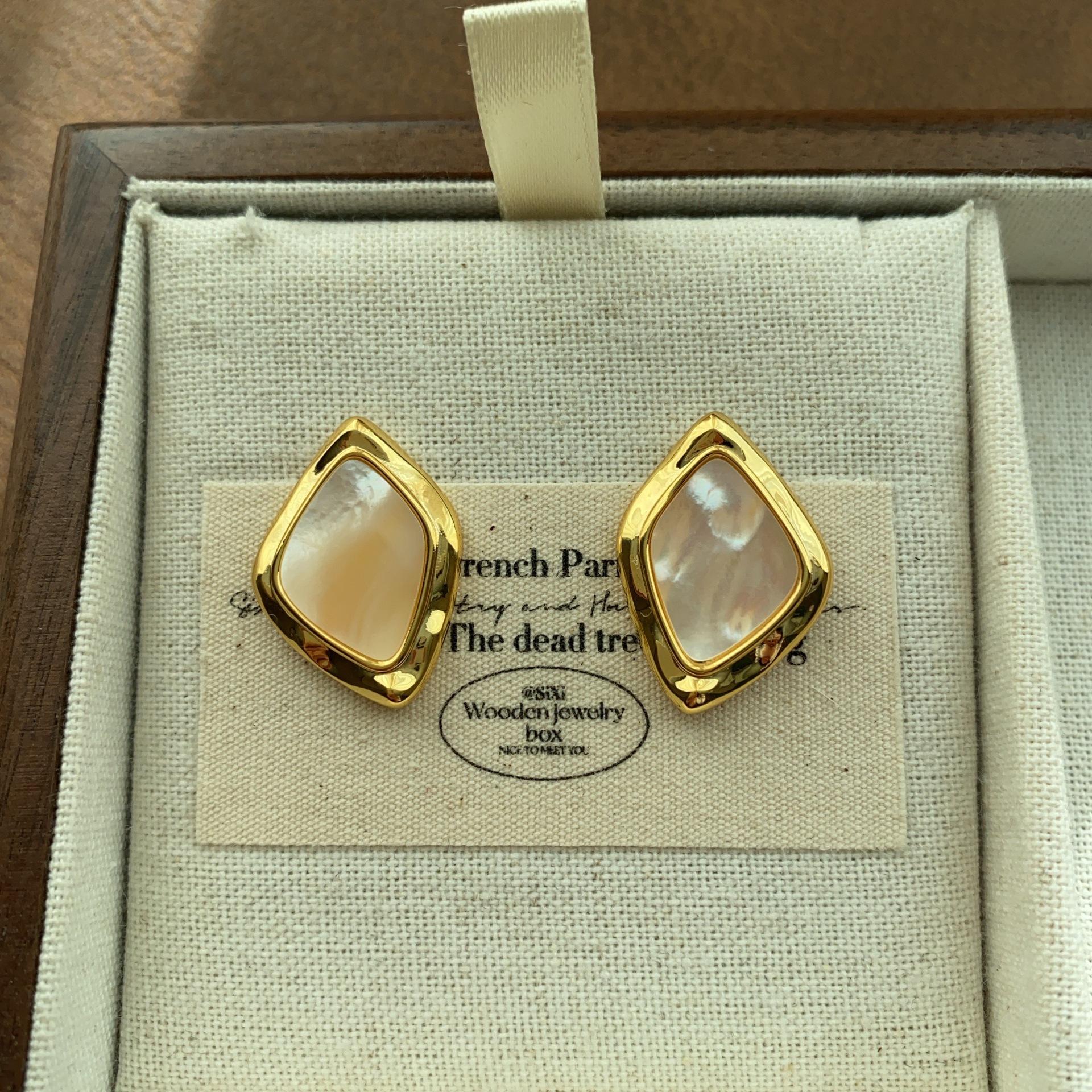 

Exquisite Square Symphony Fritillary Earrings Light Luxury Fashion Personality Minimalist Light Luxury Premium Commuter Earrings Women