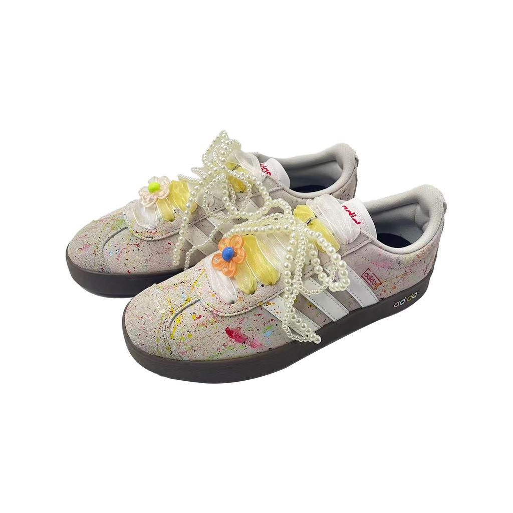 adidas VL COURT 2.0 Starlight Floral, Stile Urban Chic Leggere Scarpe da Skateboard Basse Unisex Grigio Bianco HQ1802(Team1230-)