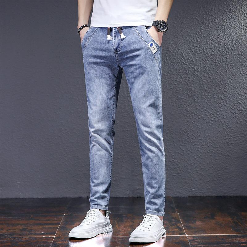 

Мужские джинсы-шаровары с эластичной резинкой на талии из светлой ткани — свободный, модный и повседневный фасон для весны и лета. 4XL светло-синий