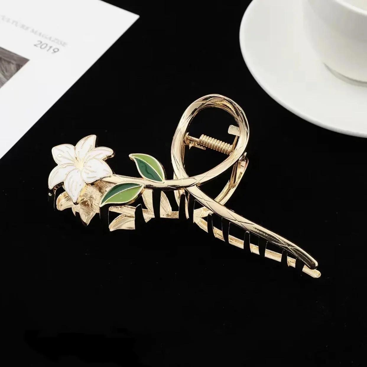 

New fresh and elegant oil-dripping flower hair clips for the back of the head, high-end shark clips and large metal hair clips