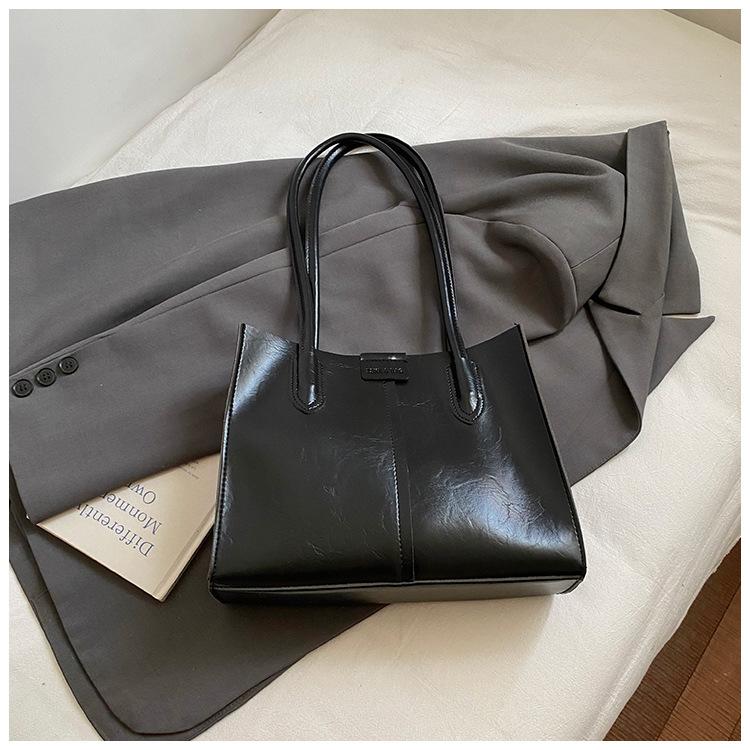 

Винтажная текстура сумка под мышкой высокая ценность женская 2025 новая мода сумка-тоут студентка иностранный стиль большая вместимость плечо