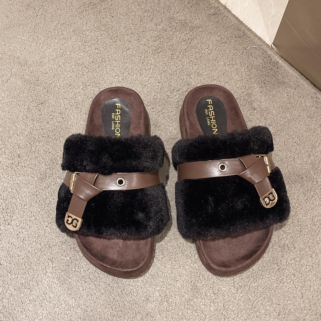 

Thick-soled autumn and winter fluffy slippers outer wear women s shoes 2025 new warm and plush comfortable one-word French cotton slippers 35