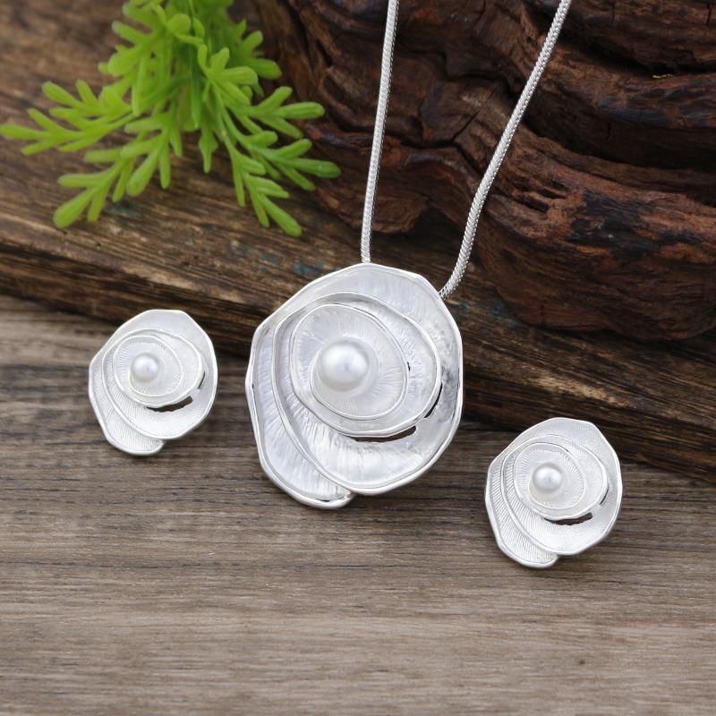 

Новый эмалированный трехмерный набор серег-пусетов и подвески в виде розы, женское высококлассное полое цветочное ожерелье