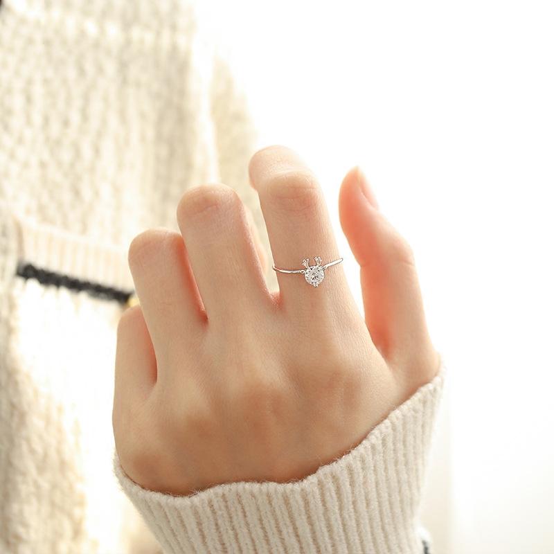 Prsten se zirkony ve tvaru srdce a sobího parohu: Vánoční dárek ve stylu Mori pro studenty