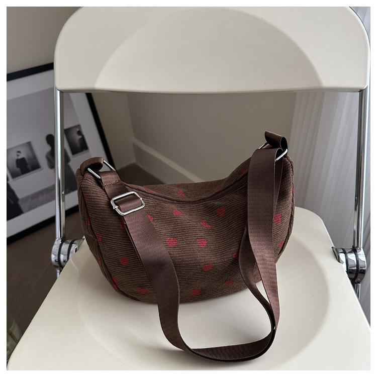 

Сумка з полуницею великої ємності 2024 р. Літня сумка з дизайном ніші на ланцюжку з похилим проміжком жіноча мила м’яка подушка для дівчинки маленька квадратна сумка темно-коричневого кольору