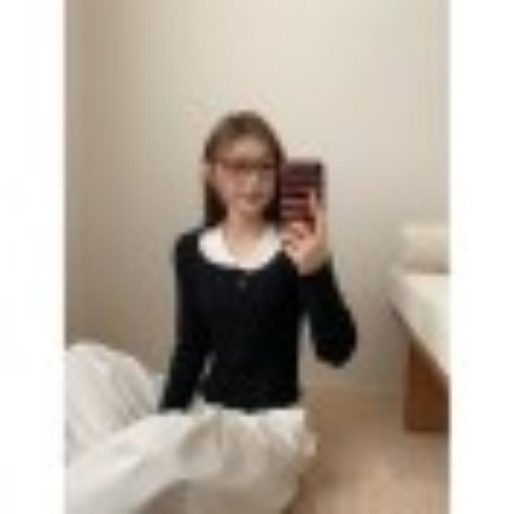 A Short Soft and Sweet Base Layer Top for Women In Early Autumn with A Doll-neck and Twisted Knit Knit