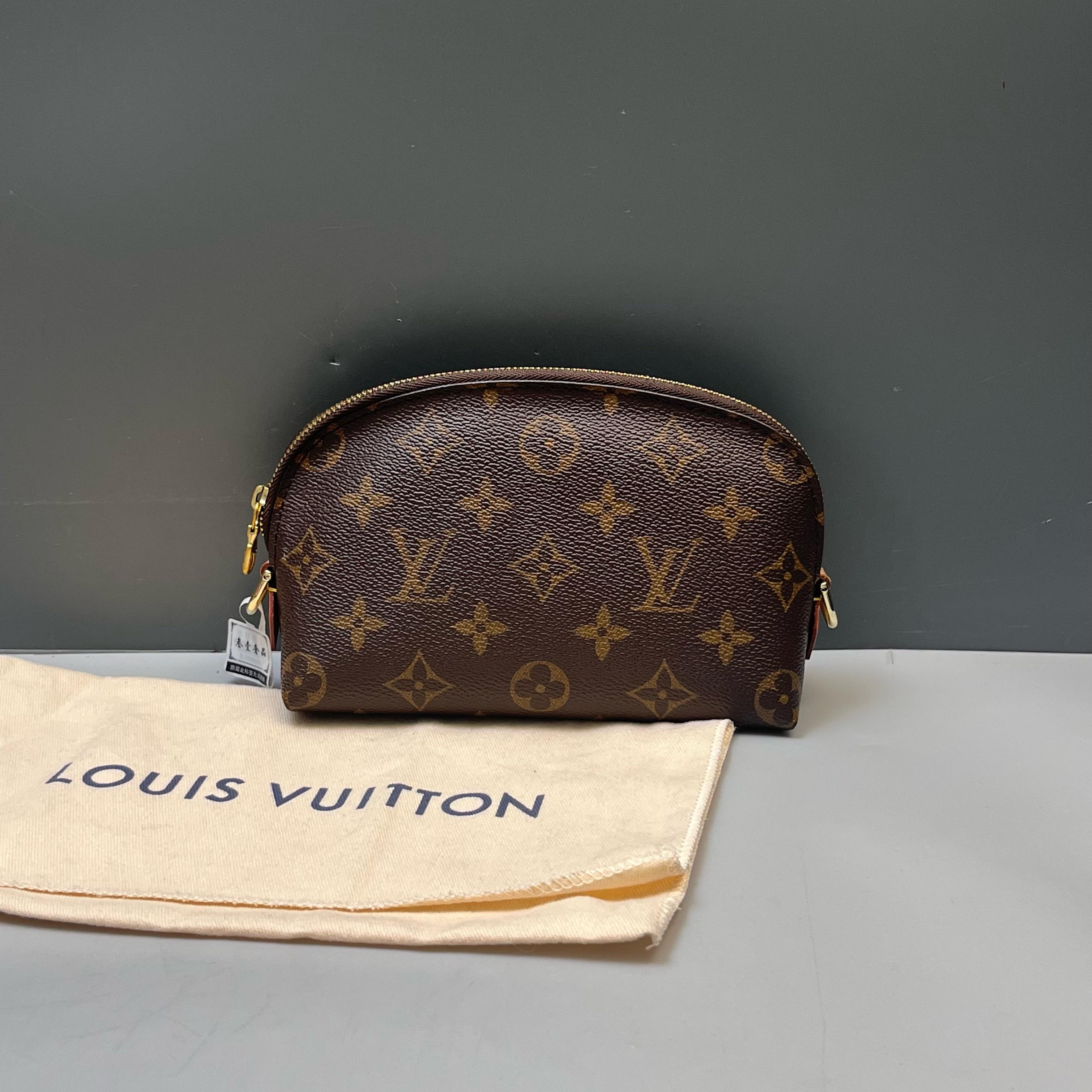 [Pre-Owned] Classic Monogram Canvas Cosmetic Shell Clutch - Very Good #II84YQ ONE SIZE