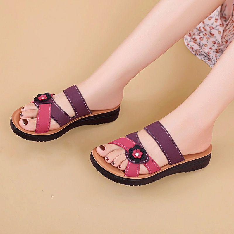 Pantofle pro maminky dámské letní nošení 2024 pro střední a starší věk s plochou podrážkou protiskluzové pro seniory pohodlné z měkké kůže pro střední věk chladné pantofle