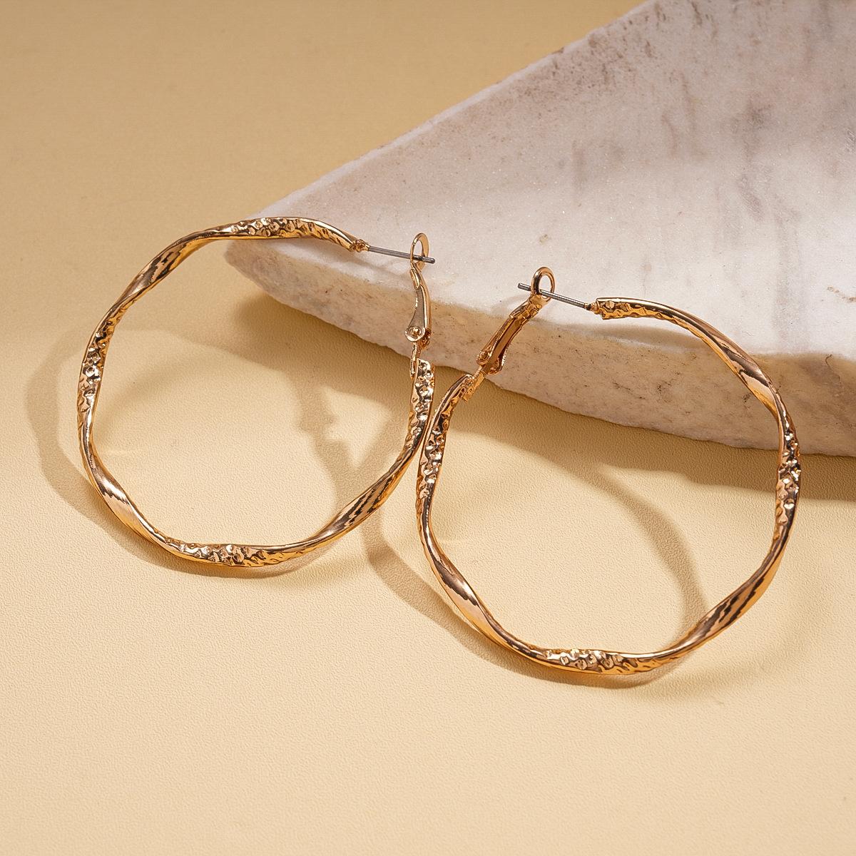 

Cold wind geometric round twisted steel needle earrings environmentally friendly versatile earrings feeling earrings