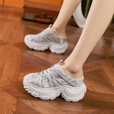Sapatos de pai de sola grossa para menina verão 2025 novo malha respirável chinelos frescos aumento de altura interna bolsa cabeça usar meio chinelos