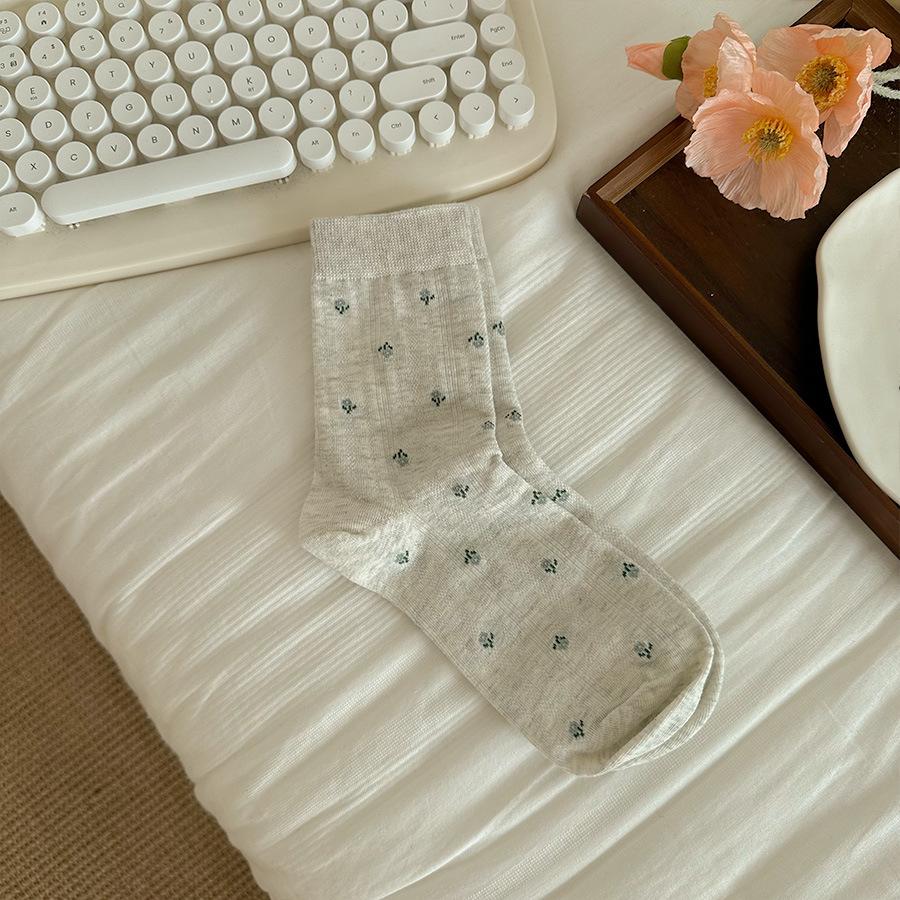 Soft Little Floral Socks for Autumn and Winter, Mid-length Children's Socks That Are Versatile and Elegant, Pile-up Socks, and Long Socks.
