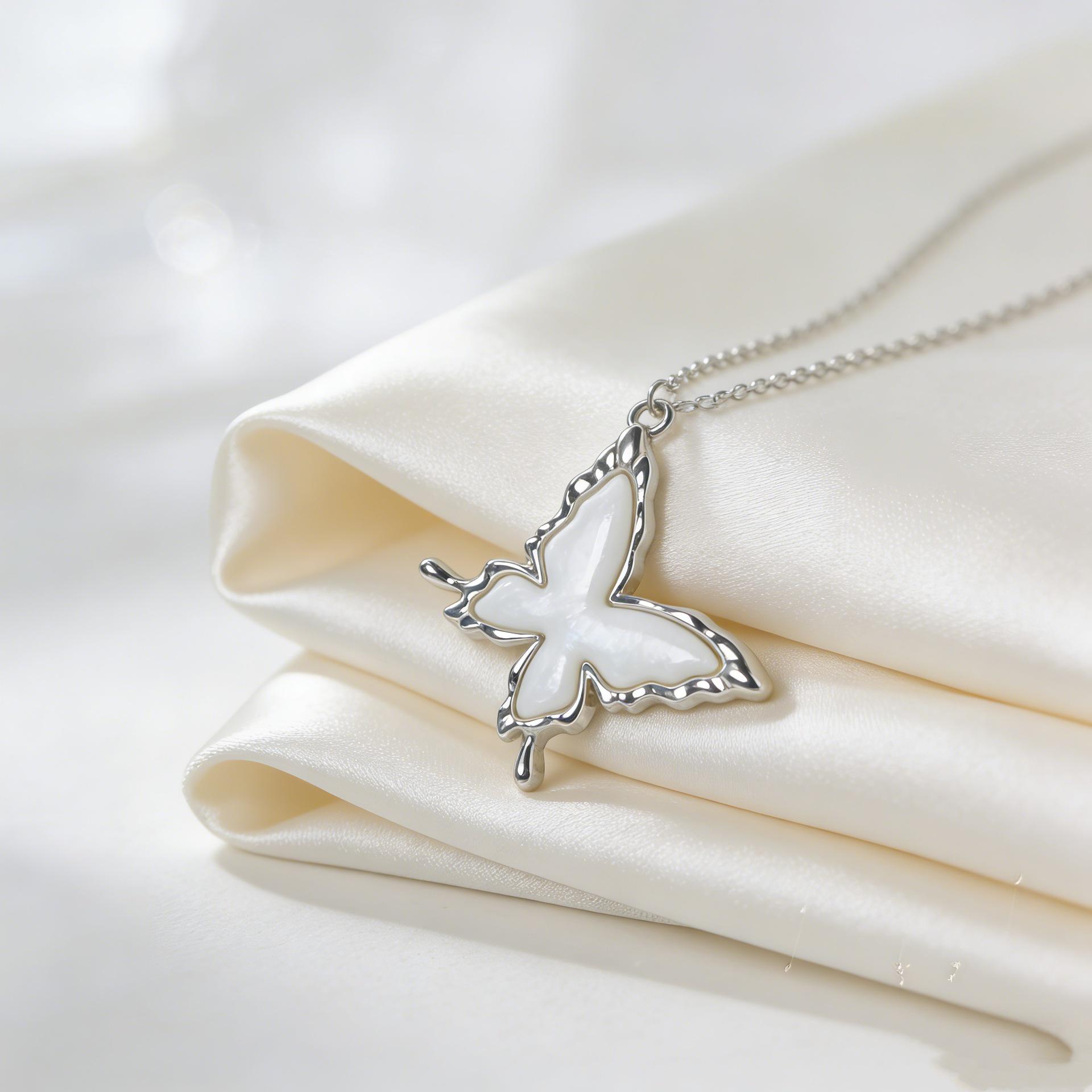 Elegant Black Butterfly Pendant Choker Necklace for Women белый