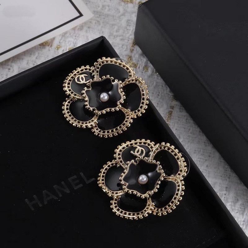 2025 Blumige Emaille Perlen Doppel C Steckerohrringe im Europäischen & Amerikanischen Stil