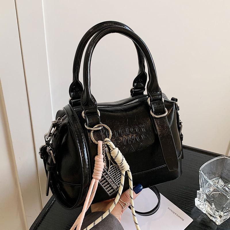 New product wholesale Korean fashion super fire high-end soft leather portable pillow bag versatile commuter casual messenger women's bag