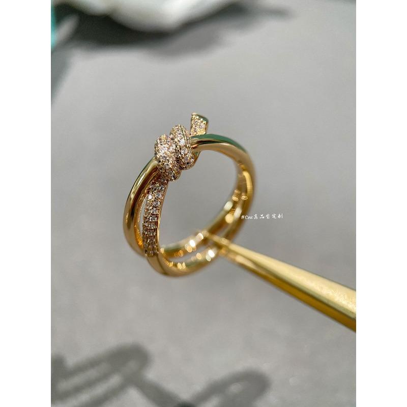 

T Кільце з плетеним вузлом Жіноче 18k Рожеве золото Інкрустоване Легка розкіш Прилив Кільце з вузлом No. 8