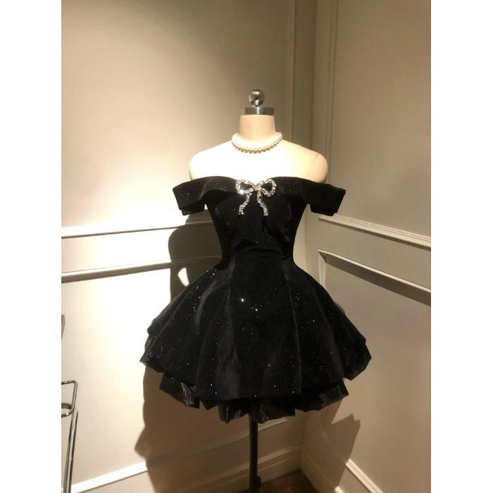Elegant Hepburn-Style One-Shoulder Little Black Dress with Glitter Waist-Cinching for Women Medium