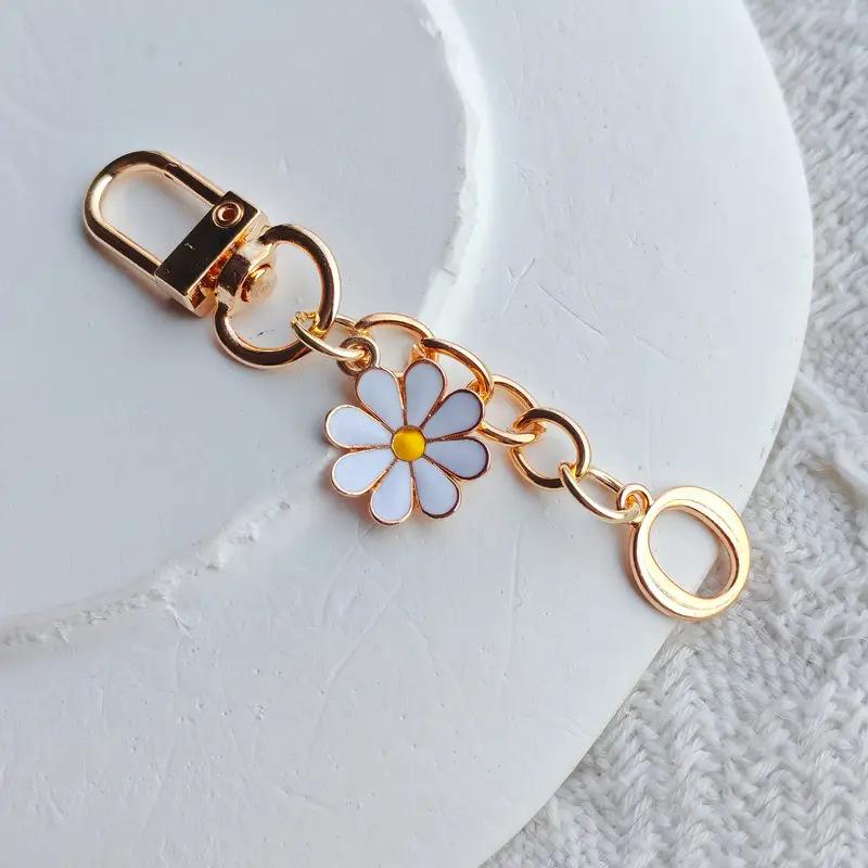 Metal Daisy Letter Keychain Fashion A-Z 26 Letters Keyring Charms Mobile Phone Key Holders Bag Pendant Accessories Couple Gift