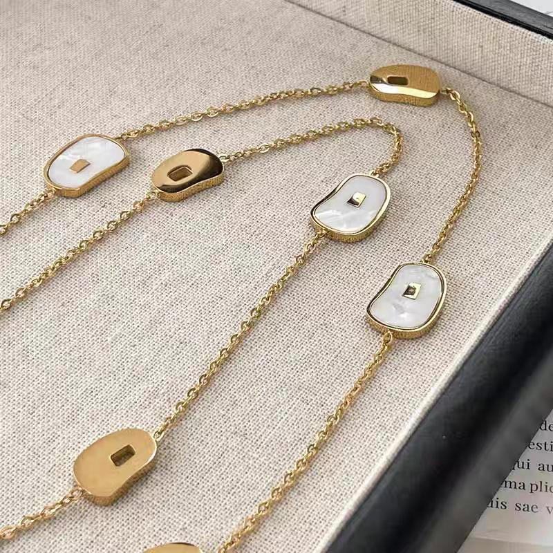 Chaîne de pull polyvalente style Hong Kong français fer à cheval longue multicouche empilée tempérament