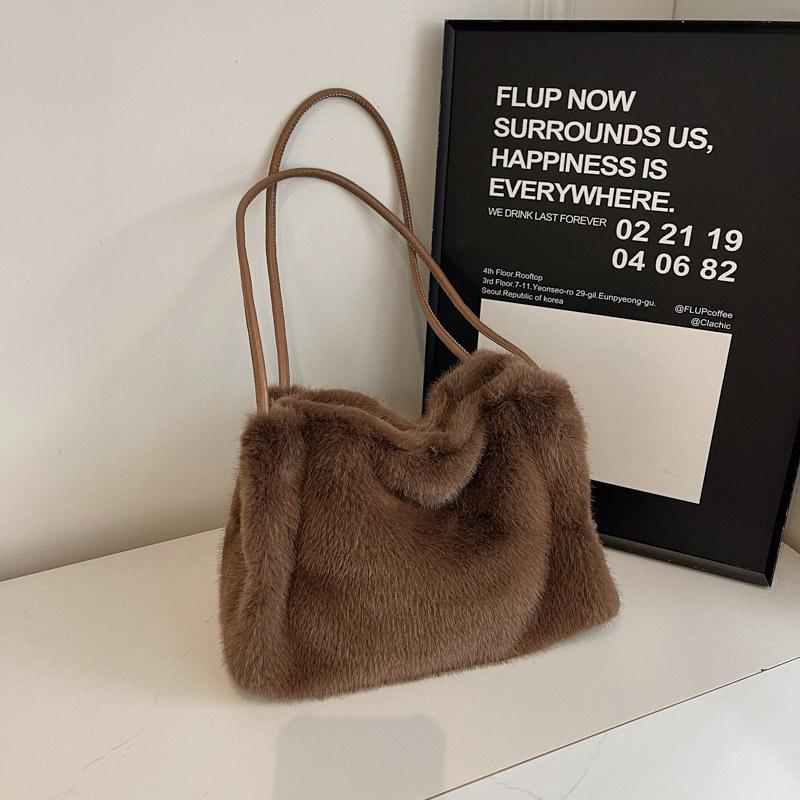 New Plush Bucket Bag for Autumn and Winter, Women's High-end Texture Niche Design Commuter Handbag