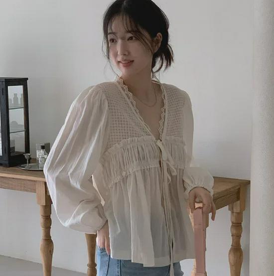 Korean Chic V-Neck Pleated Lace Splicing Long-Sleeve Shirt