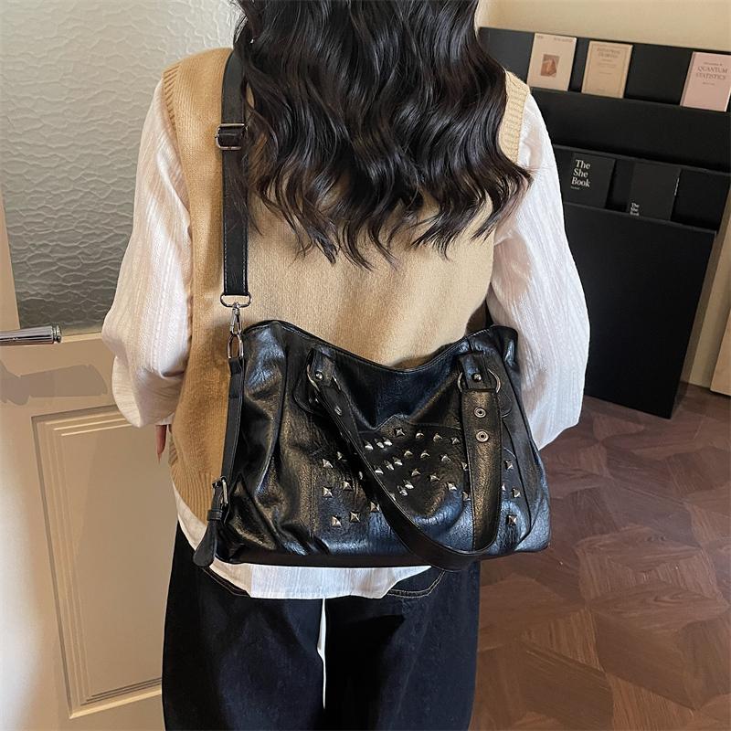 Vintage Large Capacity Rivet Tote Bag Women's Shoulder Underarm Bag